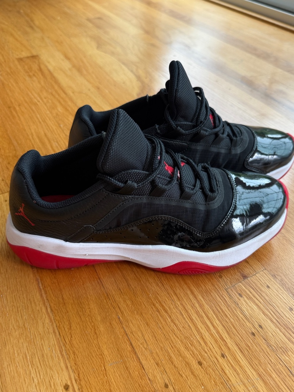 Air Jordan Low-Top Sneaker in Black/Red/White